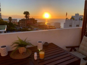 El Cortijuelo. Magnificent triplex terraced house with rooftop of 18m2, overlooking the sea. Parking, Torremolinos